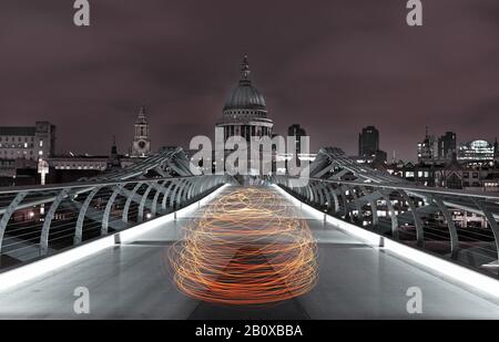 Lichtkunst, Blick auf die Millennium Bridge über die Themse und die St. Paul's - Kathedrale bei Nacht, London, England, Großbritannien, Stockfoto