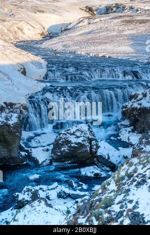 Skógafoss Wasserfall in Island während der Winterzeit Stockfoto