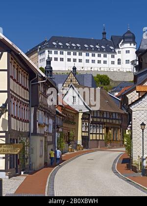 Fachwerkhäuser in der Niedergasse mit Schloss, Stolberg/Harz, Sachsen-Anhalt, Deutschland, Stockfoto