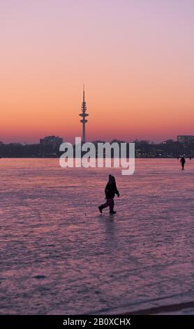 Gefrorene Außenalster in der Abenddämmerung, Alster Pleasure, Hamburg, Deutschland, Stockfoto