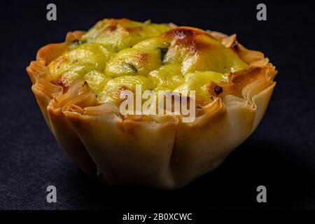 Feta Käsemischung in Filo-Konditorbecher. Nahaufnahme. Stockfoto