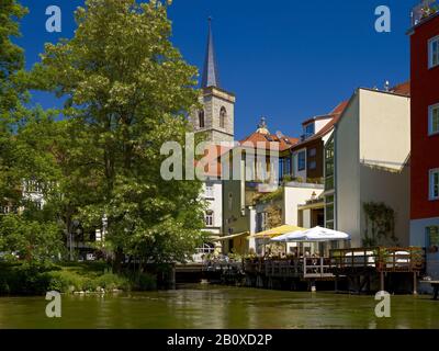 Terrassencafés am breiten Gera-Bach mit dem Ägidienturm, Erfurt, Thüringen, Deutschland, Stockfoto