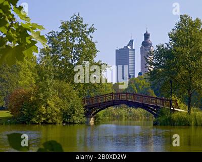 Johannapark mit Blick auf die Innenstadt am Universitäts- und Rathausturm in Leipzig, Sachsen, Deutschland, Stockfoto