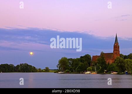 Moonrise mit Marienkirche, Röbel, Mecklenburg-Vorpommern, Deutschland, Stockfoto