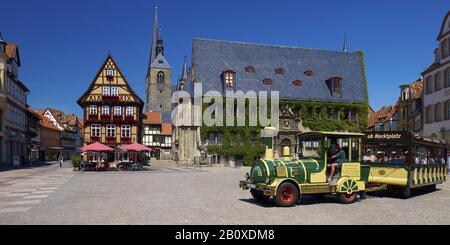 Markt mit Rathaus und Stadtkirche St. Benedikti, Blick in die Hoken, Touristenzug der Stadtführung, Quedlinburg, Sachsen-Anhalt, Deutschland, Stockfoto