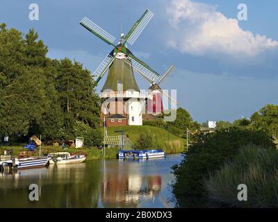 Zwei Windmühlen am Siel in Greetsiel, Frisia, Niedersachsen, Deutschland Stockfoto