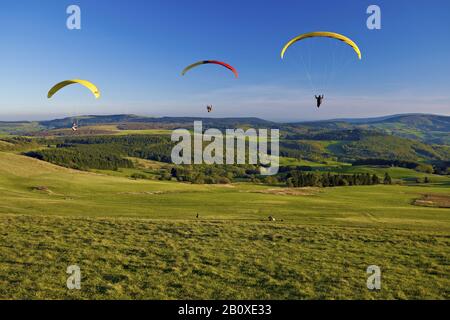 Gleitschirm an der Wasserkuppe, hohe Rhön, Landkreis Fulda, Hessen, Deutschland, Stockfoto