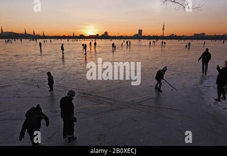 Gefrorene Außenalster in der Abenddämmerung, Alster Pleasure, Hamburg, Deutschland, Stockfoto