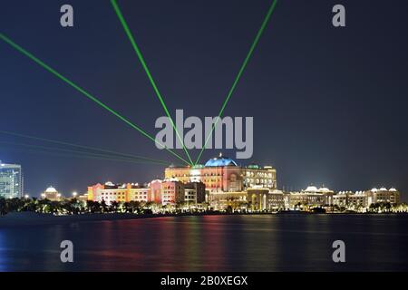 Emirates Palace mit Lasershow, Abu Dhabi, Vereinigte Arabische Emirate, Stockfoto