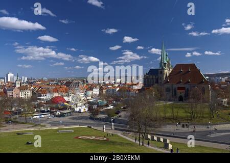 Blick über Erfurt mit Domplatz, Frühlingsfest, Dom und Sewerikirche, Thüringen, Deutschland, Stockfoto