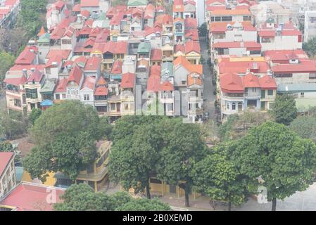 Nahaufnahme des Wohnviertels in der Nähe der Innenstadt von Hanoi, Vietnam mit dichtem mehrstöckigem Haus mit rotem Metalldach. Typisches Vororthaus Wi Stockfoto