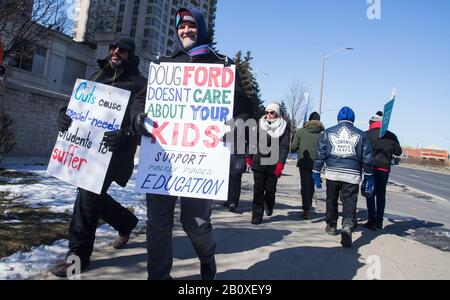 Mississauga, Kanada. Februar 2020. Lehrer öffentlicher Schulen nehmen am 21. Februar 2020 an einer Demonstration in Mississauga, Ontario, Kanada Teil. Große Lehrergewerkschaften in der kanadischen Provinz Ontario streikten am Freitag und ließen mehr als 2 Millionen Schulkinder außer Kurs. (Foto von Zou Zheng/Xinhua) Credit: Xinhua/Alamy Live News Stockfoto