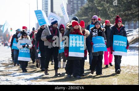 Mississauga, Kanada. Februar 2020. Lehrer öffentlicher Schulen nehmen am 21. Februar 2020 an einer Demonstration in Mississauga, Ontario, Kanada Teil. Große Lehrergewerkschaften in der kanadischen Provinz Ontario streikten am Freitag und ließen mehr als 2 Millionen Schulkinder außer Kurs. (Foto von Zou Zheng/Xinhua) Credit: Xinhua/Alamy Live News Stockfoto