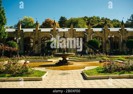 Kislowodsk, RUSSLAND - SEPTEMBER 2019 Brunnen in der Narzan-Galerie in der Stadt Kislowodsk Stockfoto