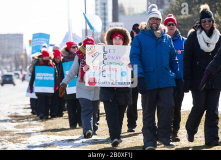 Mississauga, Kanada. Februar 2020. Lehrer öffentlicher Schulen nehmen am 21. Februar 2020 an einer Demonstration in Mississauga, Ontario, Kanada Teil. Große Lehrergewerkschaften in der kanadischen Provinz Ontario streikten am Freitag und ließen mehr als 2 Millionen Schulkinder außer Kurs. (Foto von Zou Zheng/Xinhua) Credit: Xinhua/Alamy Live News Stockfoto