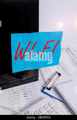 Textzeichen mit WLAN. Geschäftsfoto mit Funktechnologien, die häufig für drahtlose Netzwerke im lokalen Bereich verwendet werden. Notizpapier mit schwarzer Umhüllung Stockfoto
