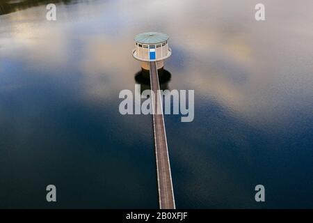 Trinkwassertalsperre mit Wasserturm von oben Stockfoto