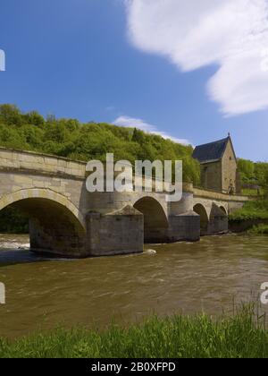 Werra-Brücke mit Liborius-Kapelle in Creuzburg, Thüringen, Deutschland, Stockfoto