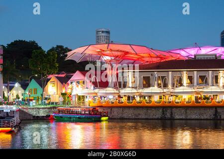 Clarke Quay über Singapore River in der Dämmerung, Civic District, Central Area, Singapore Island (Pulau Ujong), Singapur Stockfoto