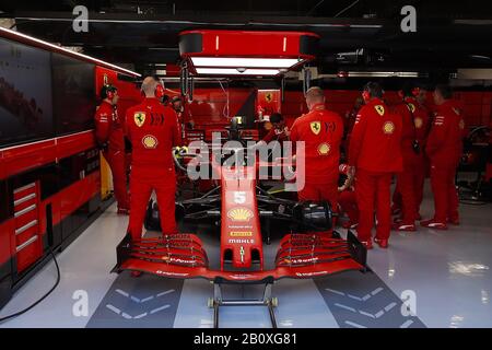 Barcelona, Katalonien, Spanien. Februar 2020. 21. Februar 2020 - Circuit de Barcelona-Catalunya, Montmelo, Spanien - Formel-1-Vorsaison 2020; Sebastian Vettel aus Deutschland fuhr die (5) Scuderia Ferrari SF1000 in der Boxengasse. Gutschrift: Eric Alonso/ZUMA Wire/Alamy Live News Stockfoto