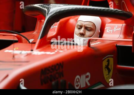 Barcelona, Katalonien, Spanien. Februar 2020. 21. Februar 2020 - Circuit de Barcelona-Catalunya, Montmelo, Spanien - Formel-1-Vorsaison 2020; Sebastian Vettel aus Deutschland fährt die (5) Scuderia Ferrari SF1000 wartet im Auto. Gutschrift: Eric Alonso/ZUMA Wire/Alamy Live News Stockfoto