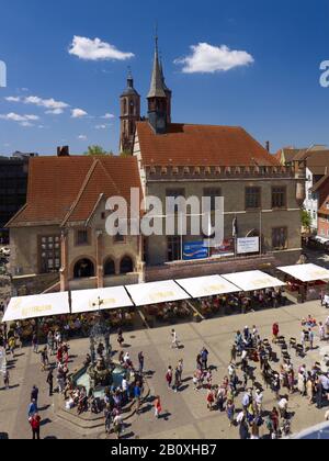 Marktplatz mit dem alten Rathaus und der St.-Johannis-Kirche in der Altstadt, Göttingen, Niedersachsen, Deutschland, Stockfoto