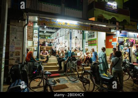 21.02.2019 Gokarna Indien . Europäische Leute, die sich in diesem Café versammeln, um zu essen und zu sprechen und Schach zu spielen Stockfoto