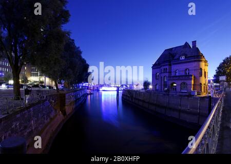 Blauer Hafen, Kehrwieder Spitze in blauem Neonlicht, Hafencity, Hansestadt Hamburg, Deutschland, Stockfoto