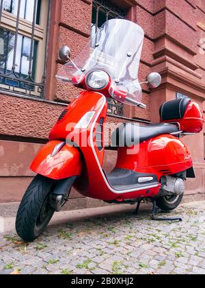 Berlin, Deutschland - 13. August 2019: Eine rote Vespa steht am Straßenrand in Berlin Stockfoto