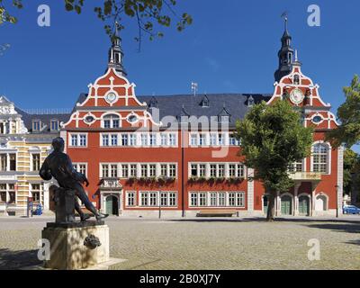 Renaissance-Rathaus und Bach-Denkmal am Markt in Arnstadt, Thüringen, Deutschland, Stockfoto