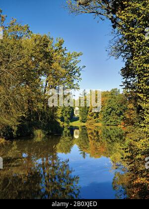 Blick auf den Venustempel über Kleines Whalenloch im Wörlitzer Park, Wörlitz, Sachsen-Anhalt, Deutschland, Stockfoto