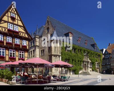 Café und Rathaus am Markt, Quedlinburg, Sachsen-Anhalt, Deutschland, Stockfoto