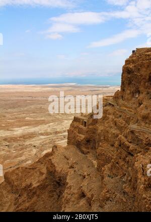 Blick auf die Klippen und die Hochebene von Masada mit der Kulisse des Toten Meeres in Israel. Stockfoto
