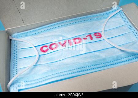 COVID-19. Packung Gesichtsmasken. Epidemischer Hintergrund. Mangel an Gesichtsmasken im Drogengeschäft. Quarantäne-Hintergrund. Medizinische Masken zum Schutz. Gefährlicher Virus. Gesichtsmasken in der Packung Stockfoto