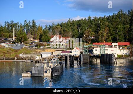 Orcas Village und Fähranlandung; Orcas Island, San Juan Islands, Washington. Stockfoto