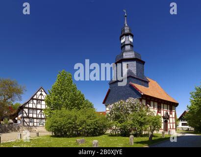 Trinitatis-Fachwerkkirche Hauroden und Fachwerkhaus am Fuße der Ohmberge, Landkreis Bischofferode, Eichsfeld, Thüringen, Deutschland, Stockfoto