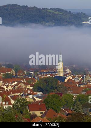 Blick auf Eisenach mit Georgenkirche im Nebel, Thüringen, Deutschland, Stockfoto