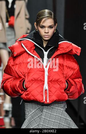 Mailand, Italien. Februar 2020. Milan, Milan Fashion Week, Frauen Herbst Winter 2020. Mailand, Damenmode, Herbst Winter 2020. Versace Catwalk Abgebildet: Gästekredit: Independent Photo Agency/Alamy Live News Stockfoto