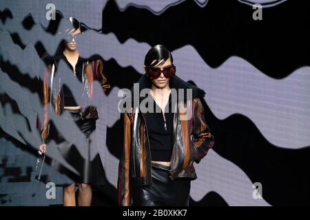 Mailand, Italien. Februar 2020. Start- Und Landebahn Versace FW20 während der Mailänder Modewoche Februar 2020 - Mailand, Italien 21/02/2020 - weltweite Nutzung Credit: Dpa/Alamy Live News Stockfoto