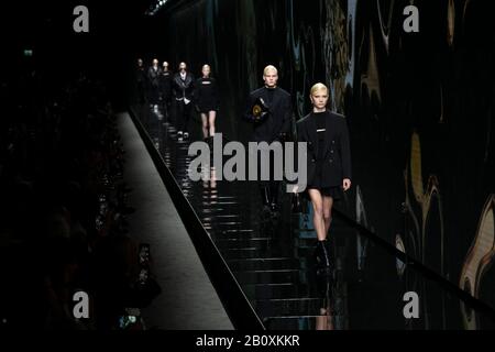 Mailand, Italien. Februar 2020. Start- Und Landebahn Versace FW20 während der Mailänder Modewoche Februar 2020 - Mailand, Italien 21/02/2020 - weltweite Nutzung Credit: Dpa/Alamy Live News Stockfoto