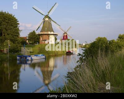 Zwei Windmühlen am Siel in Greetsiel, Frisia, Niedersachsen, Deutschland Stockfoto