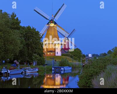 Zwei Windmühlen am Siel in Greetsiel, Frisia, Niedersachsen, Deutschland Stockfoto