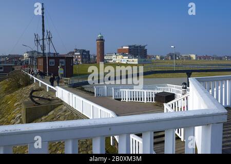 Landungsbrücke an der alten Liebe in Cuxhaven mit Hamburger Leuchtturm, Niedersachsen, Deutschland, Stockfoto