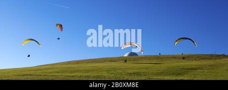 Gleitschirm an der Wasserkuppe, hohe Rhön, Landkreis Fulda, Hessen, Deutschland, Stockfoto