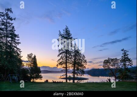 Blick auf Massacre Bay und West Sound im Pebble Cove Farm Inn auf Orcas Island, San Juan Islands, Washington. Stockfoto