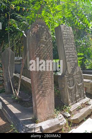 Historische Grabsteine mit osmanisch-türkischer Schrift auf dem Karacaahmet-Friedhof im Stadtteil Uskudar in Istanbul. Es ist der älteste Friedhof in Istanbul Stockfoto