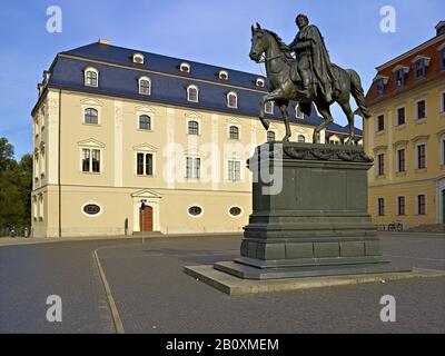 Herzogin Anna Amalia Bibliothek und Carl August Denkmal vor dem Fürstlichen Haus am Demokratieplatz, Weimar, Thüringen, Deutschland, Stockfoto