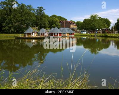 Historische Ölmühle mit schwimmenden Häusern an der Ilm, Eberstedt bei Bad Sulza, Thüringen, Deutschland, Stockfoto