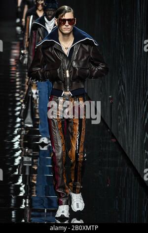 Mailand, Italien. Februar 2020. Milan, Milan Fashion Week, Frauen Herbst Winter 2020. Mailand, Damenmode, Herbst Winter 2020. Versace Catwalk Abgebildet: Gästekredit: Independent Photo Agency/Alamy Live News Stockfoto