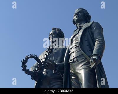 Goethe-Schillerdenkmal vor dem Nationaltheater Weimar, Theaterplatz, Thüringen, Stockfoto
